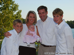 Carolyn y Sean Savage buscaban un cuarto hijo por medio de fertilizaciÃ³n in vitro cuando implantaron a Carolyn el embriÃ³n equivocado.